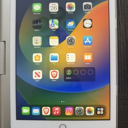 Apple IPad 5th Gen 32GB Silver w/ Bluetooth Keyboard Case Bundle - Pre Owned