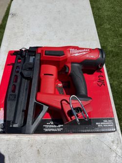 Milwaukee m18 fuel 16 ga straight finish nailer tool only