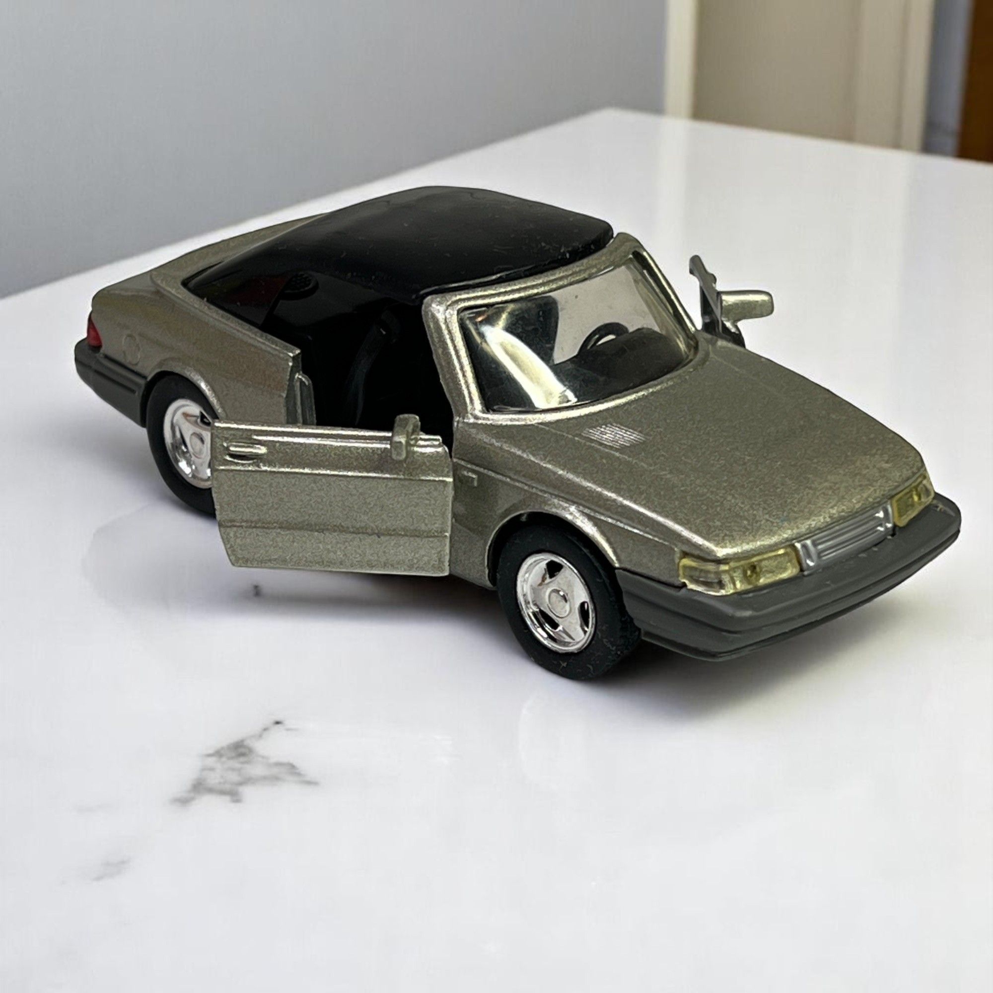 Road Champs Saab 900 Turbo Convertible 1:43 Diecast Flip Top Model Car