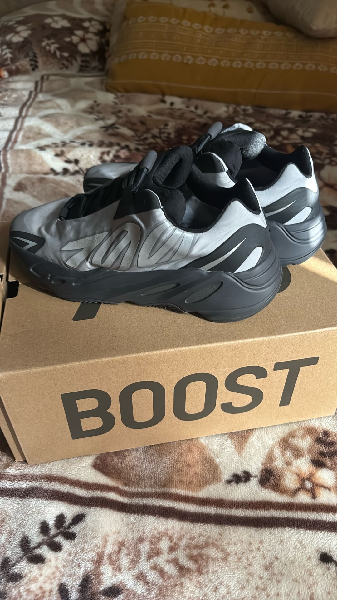 YEEZY 700 MNVN