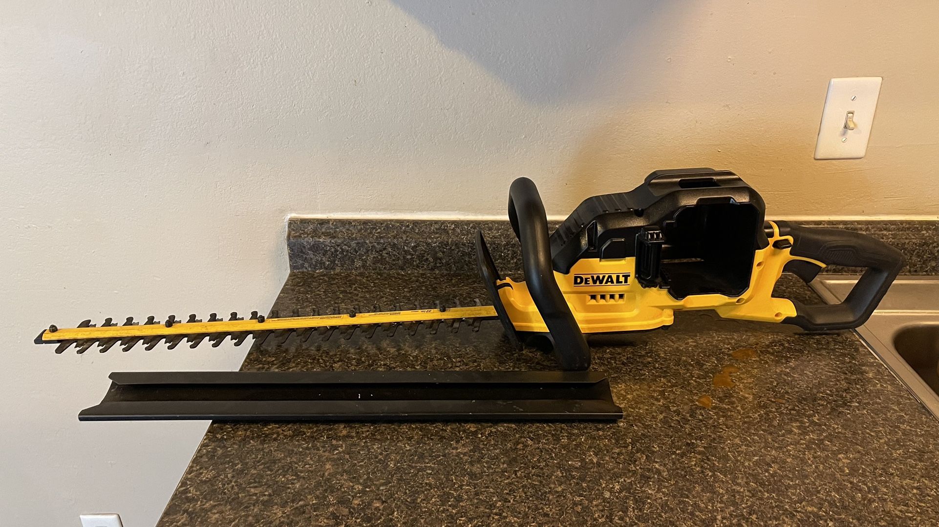 Dewalt 40V Hedge Trimmer (like New ) for Sale in Everett, WA OfferUp
