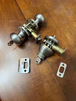 Door knobs and dead bolt