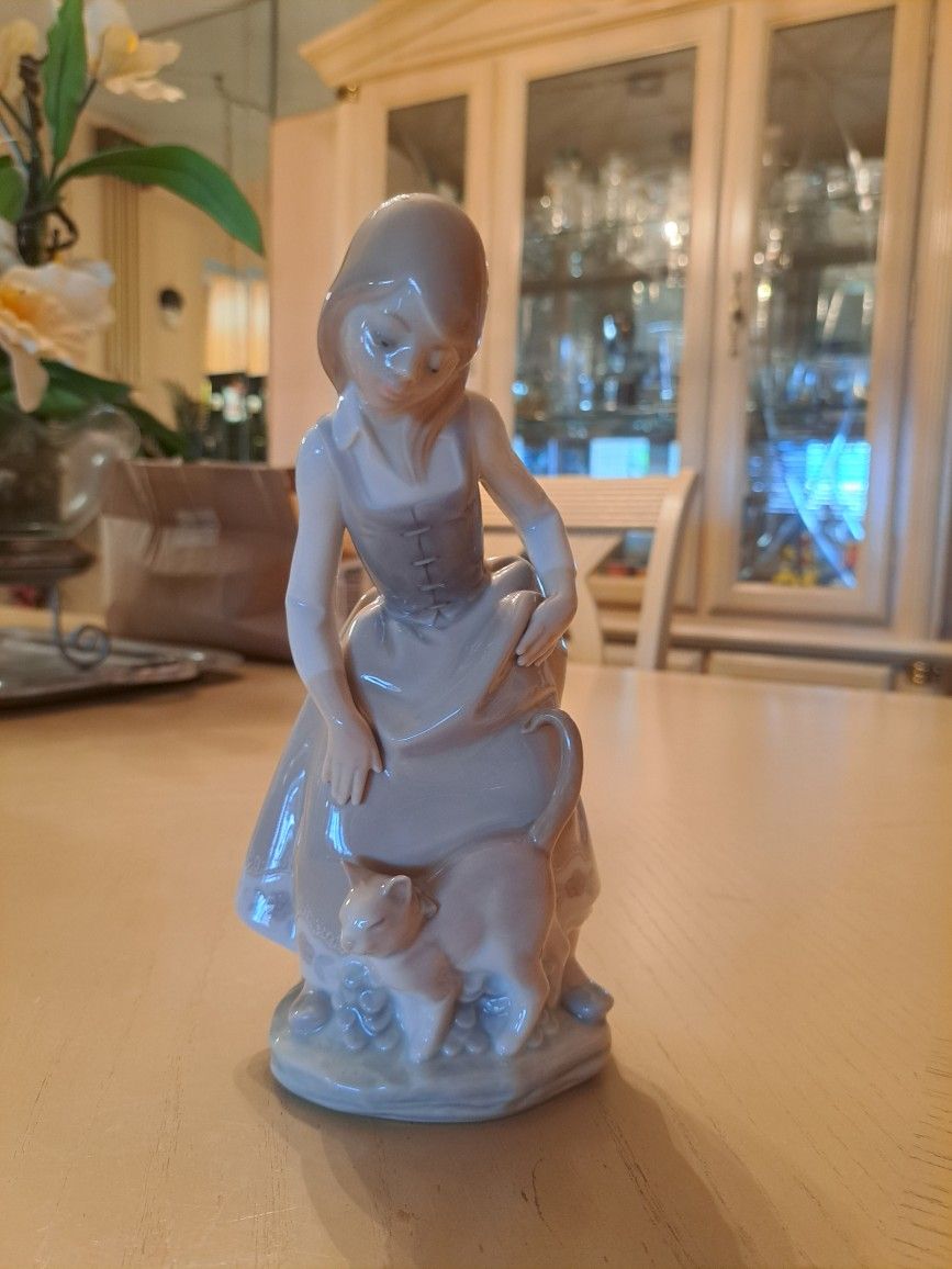 Lladro Figurine Little Girl With Cat