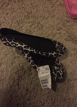 Size 5.5 h& m flats tags still on
