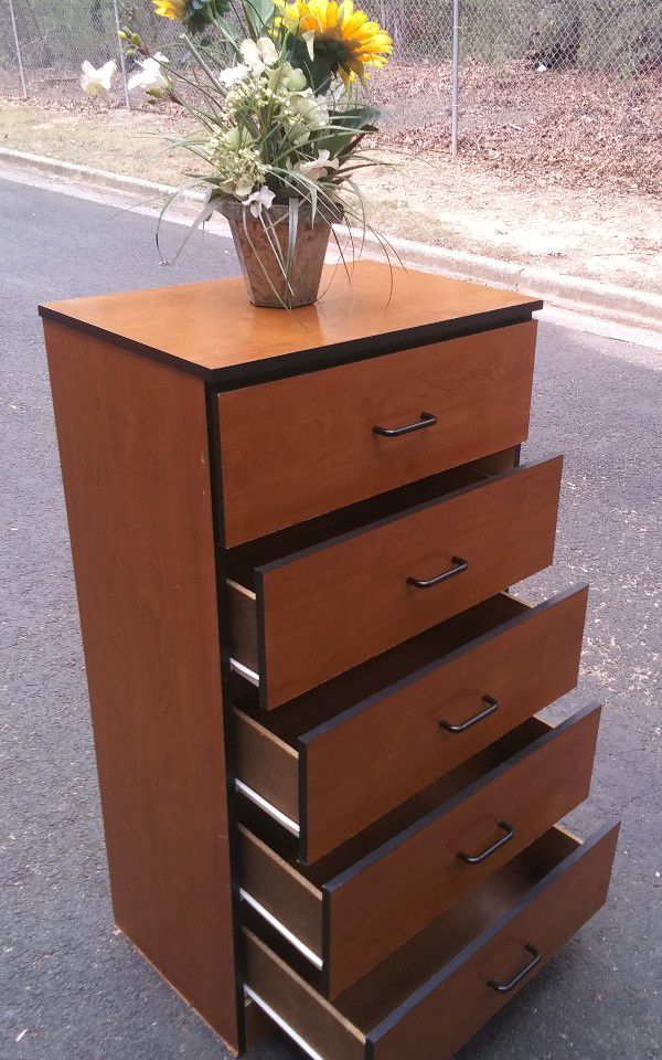 CHEST WITH 5 BIG DRAWER DRAWER SLIDING SMOOTHLY GREAT CONDITION