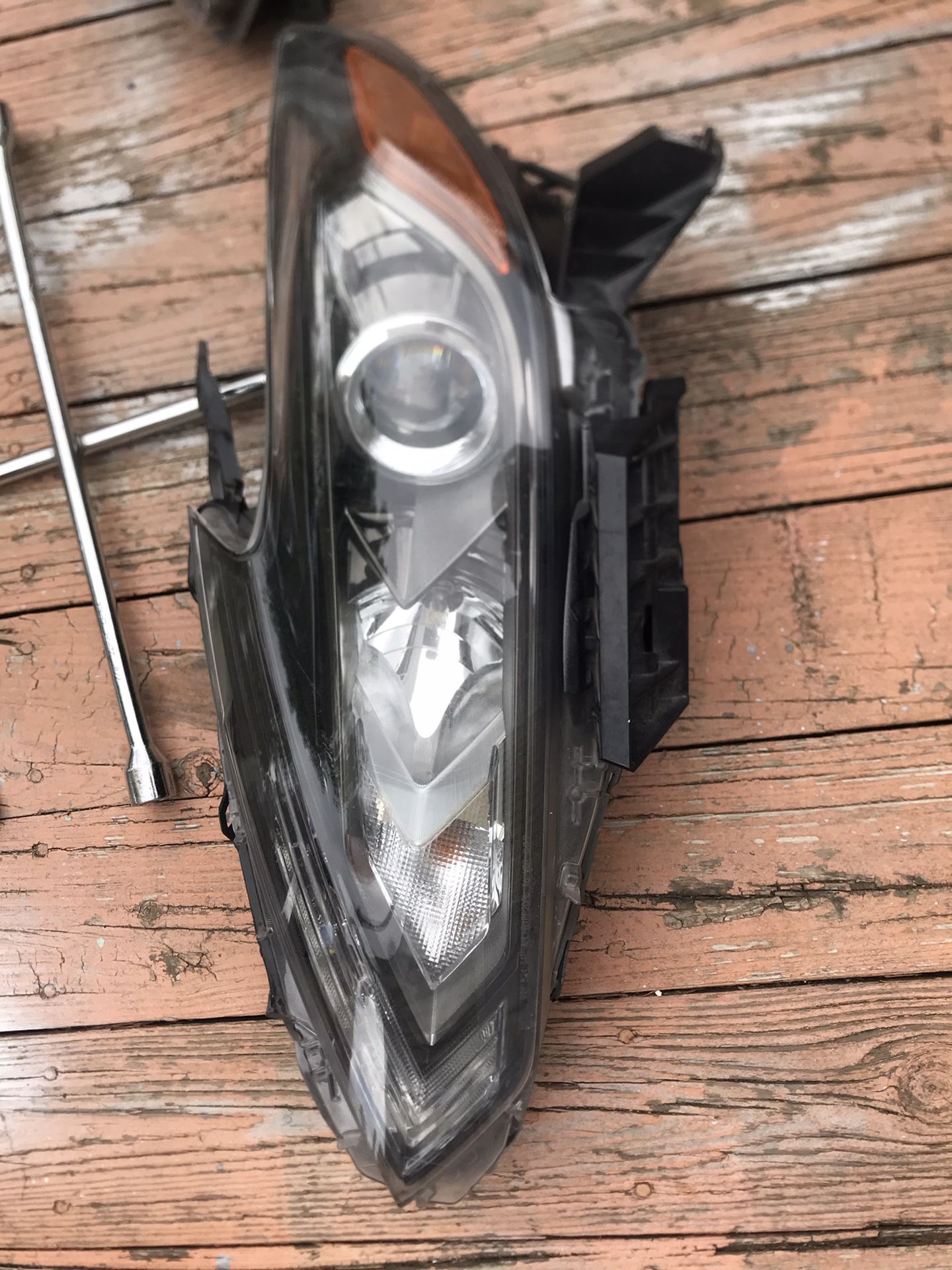 2017 Nissan Altima headlight assembly with bulbs