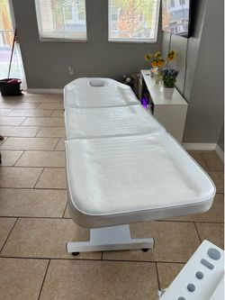 Recliner facial chair