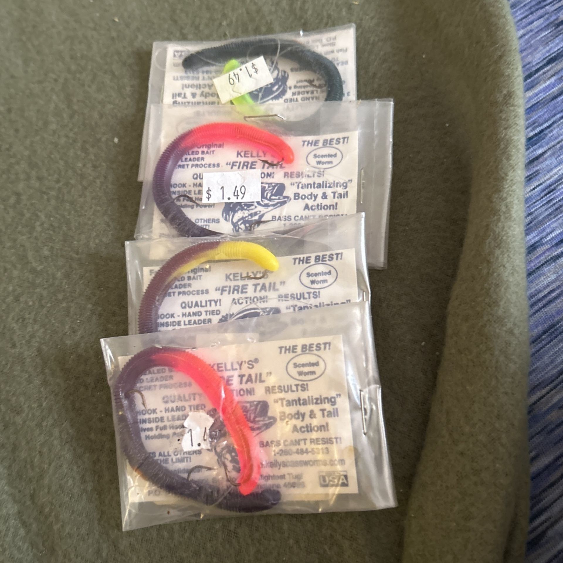 4 Pk. Twitch Worms