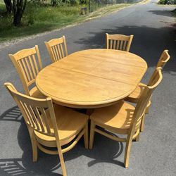 Kitchen Table W/ 6 Chairs.  Expandable 