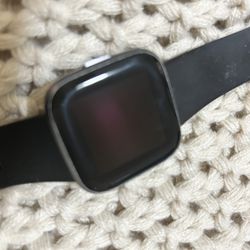 Fitbit - Versa Fitness Smartwatch -Graphite