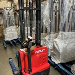Fully Electric Pallet Stacker Forklift 3300lbs Up To 135” Lifting Height 