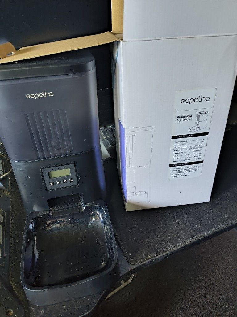 4 Liter Automatic Pet Feeder, New.