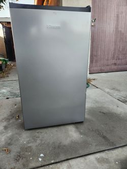 Hisense 4.4-cu ft Mini Fridge ( Silver ) ENERGY STAR