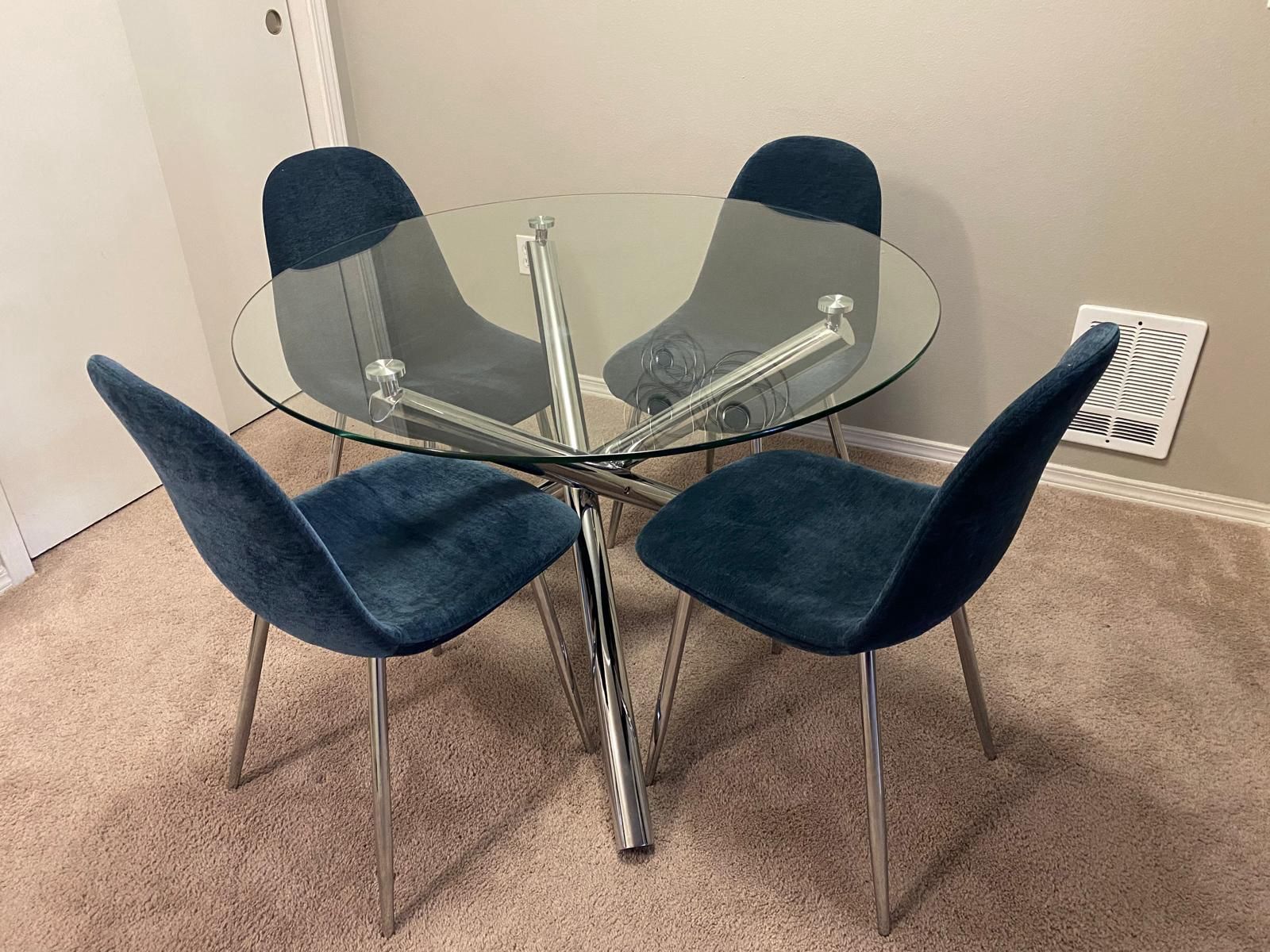 Clear Table With 4 Chairs