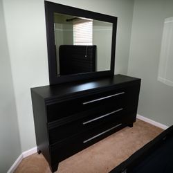 Dresser With Mirror 