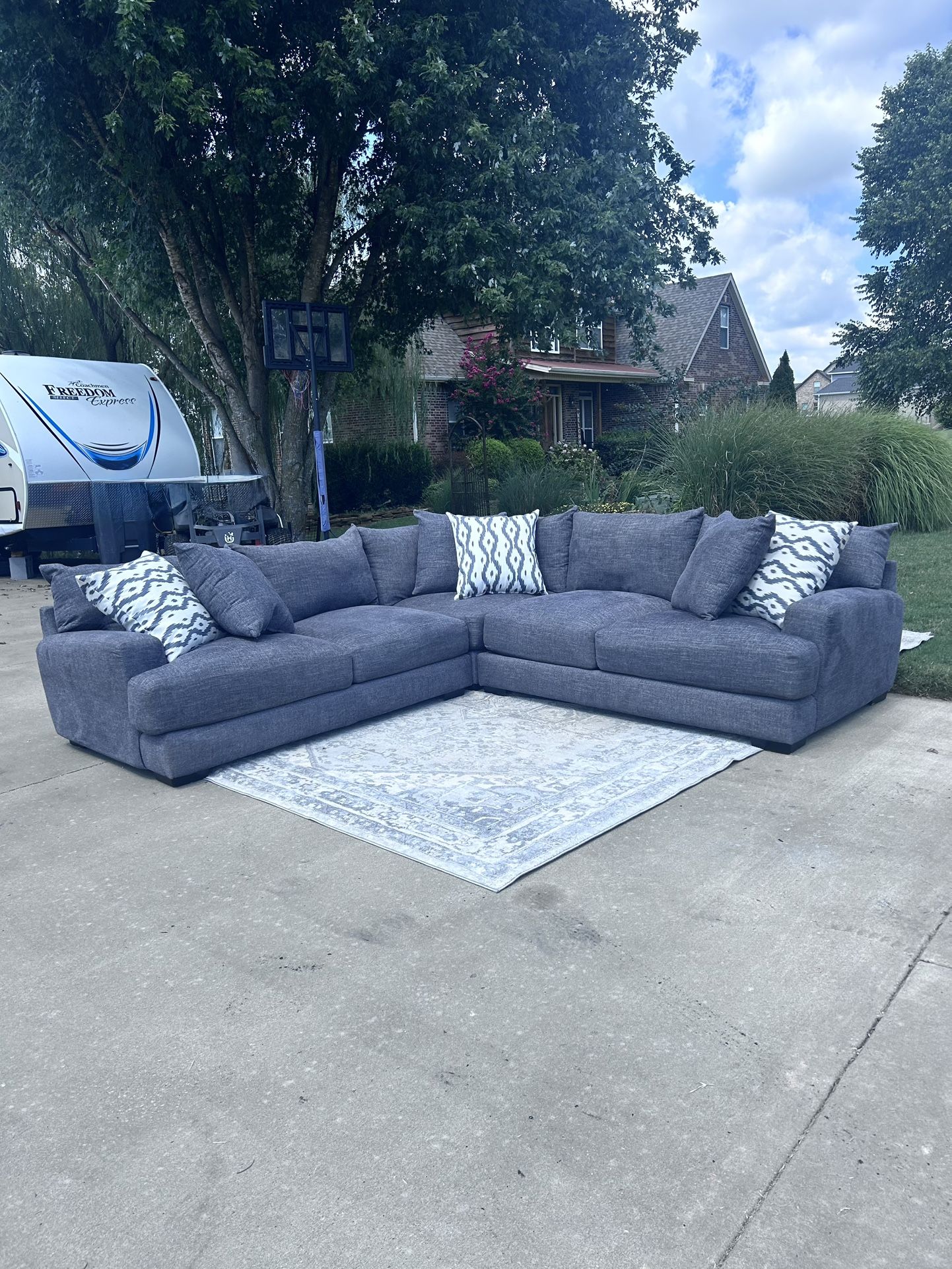 Gray Sectional Couch, Free Delivery!🚚 