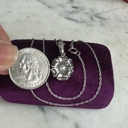 925 Sterling silver, small  flower 🌺 necklace w/ center pearl , 925 18in . Chain , Pandant has a hallmark , see photos .
