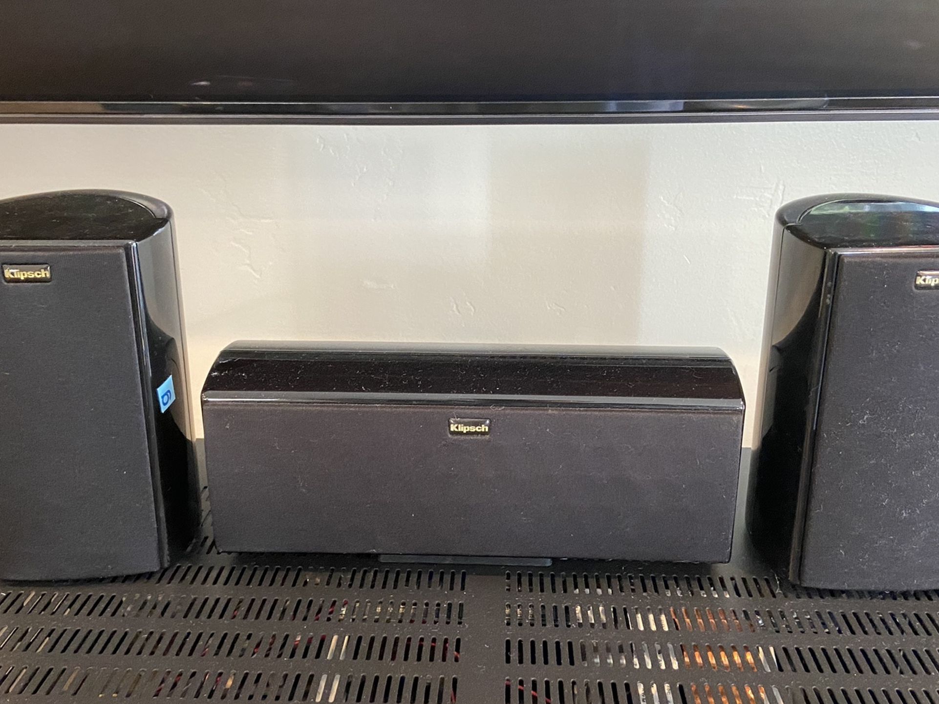 Klipsch HD Theatre Speaker System (Surround) – Black [add pictures of all 4 speakers] Used / Very Good Condition (all working) Includes: -