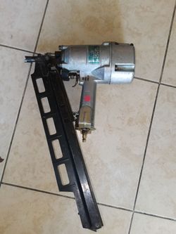 Hitachi framing gun japonesa con regulador en muy buenas condiciones a toda prueba