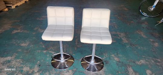 2 bar stools 60 OBO
