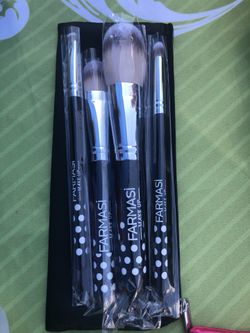 Brushes-Set of Farmasi black brushes