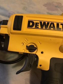 Clavadora DeWalT Nueva