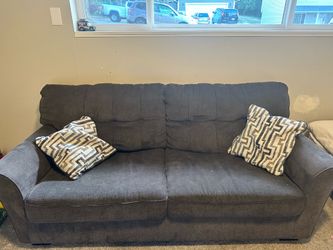 Free sofa! No smoke no pets