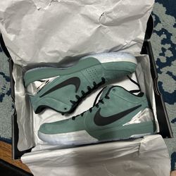 Kobe 4 Protoro size 9.5 mens 