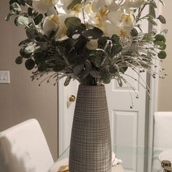 Arreglo Floral  Jarron Blanco Con Todo Incluido.