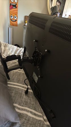 Samsung tv wit mounting bracket