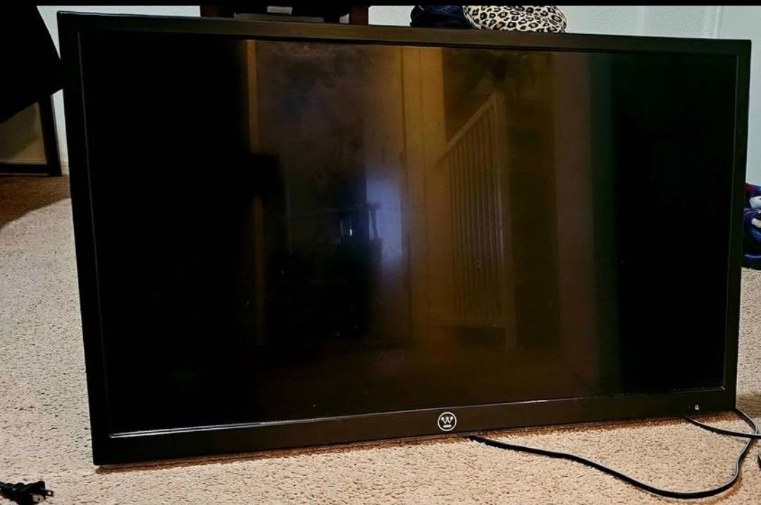 32 Inch TV W Remote And Wall Mount