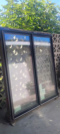 Ventana abre para el frente medida 66x61