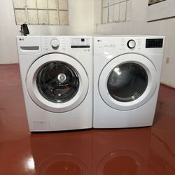 Set of washer machine LG and gas dryer. In perfect conditions and works perfectly. Washer machine capacity of 4.5 and dryer capacity 7.4. Deliver to y