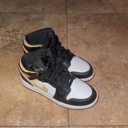 Jordan 1 Mid Pollen Black 