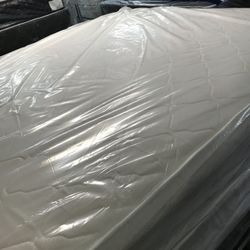 Nice Queen Mattress And Boxspring 