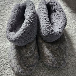 Ladies Slippers Size Large 9/10