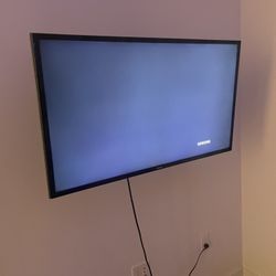 Full Luxury Apartment Furniture In Hollywood For Sale!!! Needs to Go immediately, Hit Me Up If You See Anything You Want To Buy. 