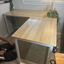 Corner desk