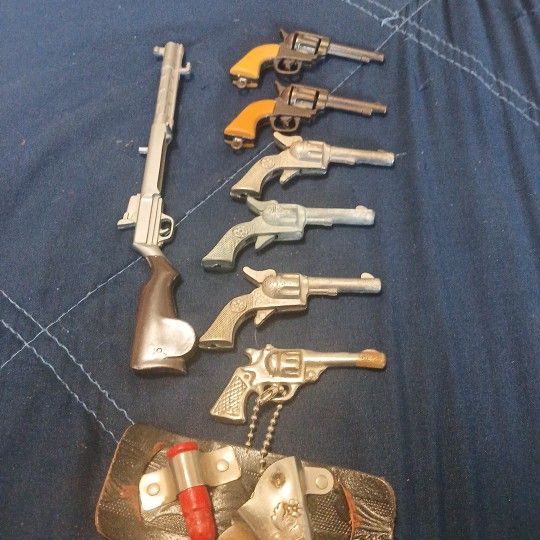 Vintage 3 Inch Mini Cast iron (7)Toyguns With Holsters Ans 1 Red Wooden Bullet
