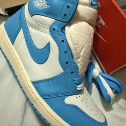 Air Jordan 1 UNC
