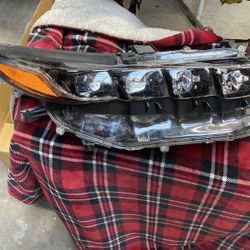 Headlight Passenger Side Toyota Prius Prime 2017–2022