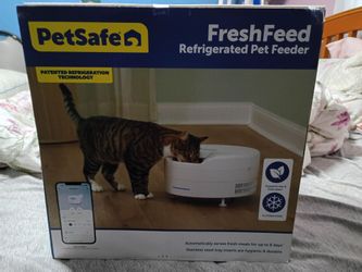 Refrigerated pet feeder