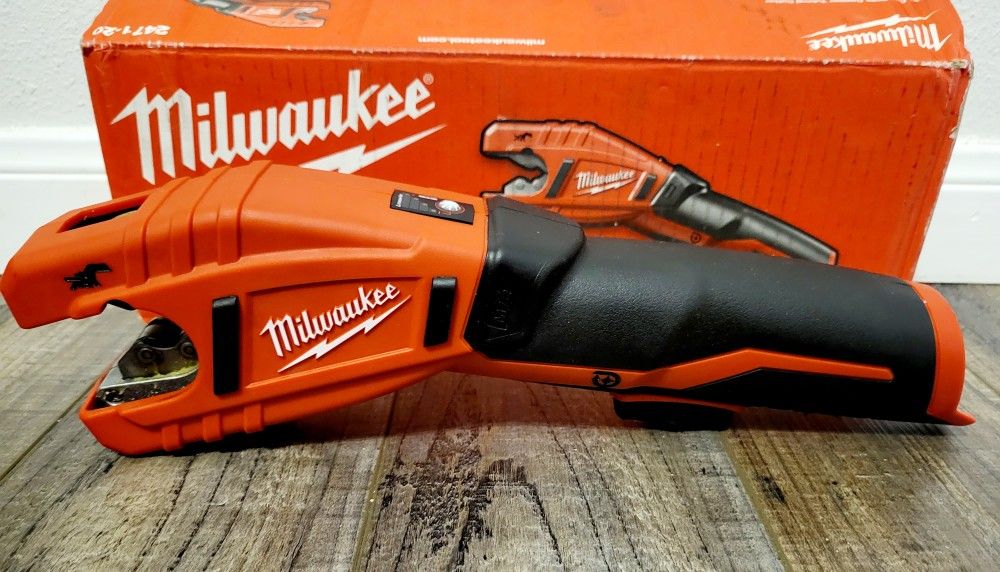 LIKE NEW! Milwaukee M12 12V LithiumIon Cordless Copper Tubing Cutter