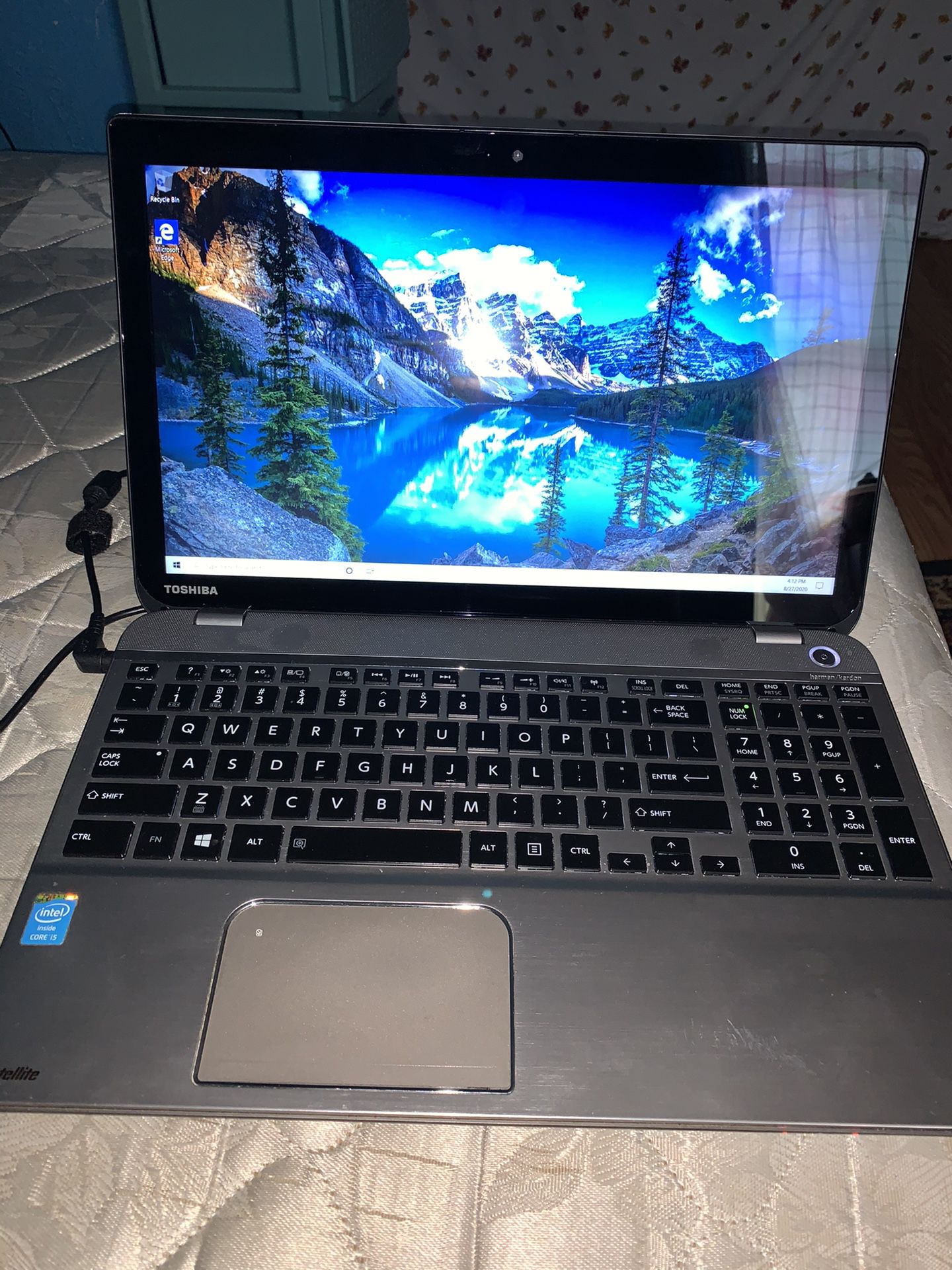 Toshiba Laptop TOUCH SCREEN ( LIKE NEW )