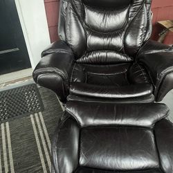 iTALIAN BLACK LEATHER  RECLINING CHAIR WITH OTTOMAN 