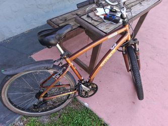 Trek Navigator 2.0 Hybrid Bike