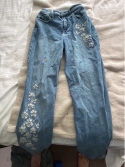 Hollister Ultra High-Rise Women’s Soft Denim Relaxed Straight Leg Embroidered Dad Jeans
