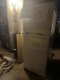 Hotpoint 17.5 cu. ft. Top Freezer Refrigerator in White