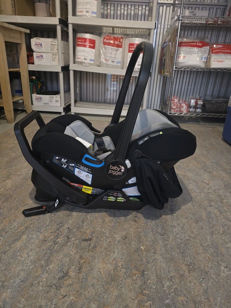 Baby Jogger For Sale, Normally Cost $300 And $ 400 PLUS, But I Am Only Asking For $ 40 Dollars.