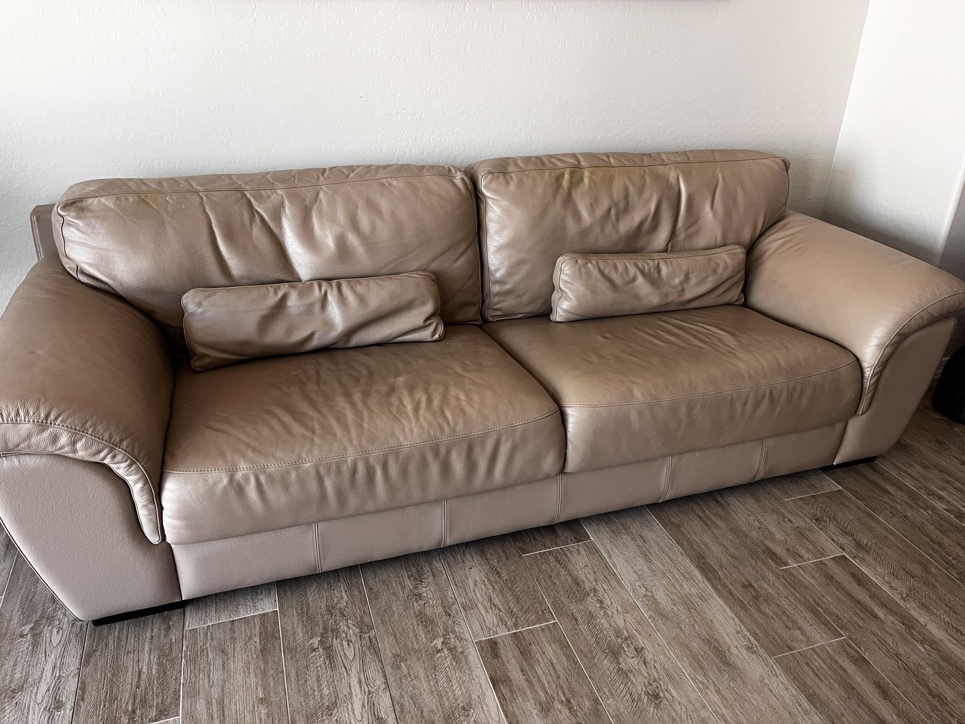 Sofa , this is a very nice leather sofa and love seat